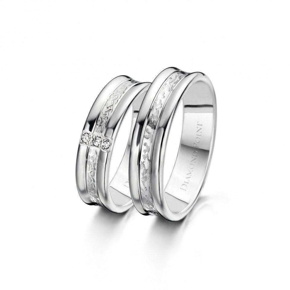 twee trouwringen met diamanten in witgoud