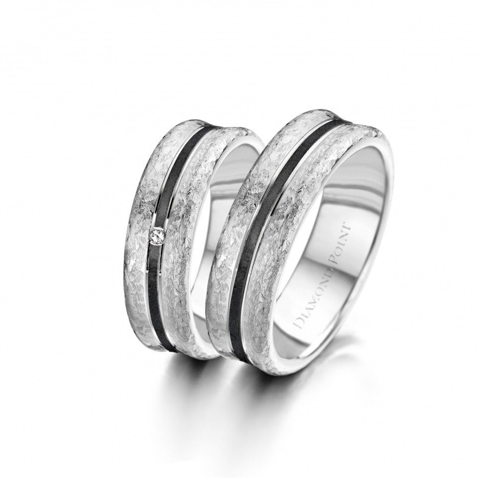 twee trouwringen met een diamant in het midden