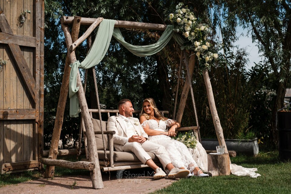 een man en een vrouw die op een schommel zitten