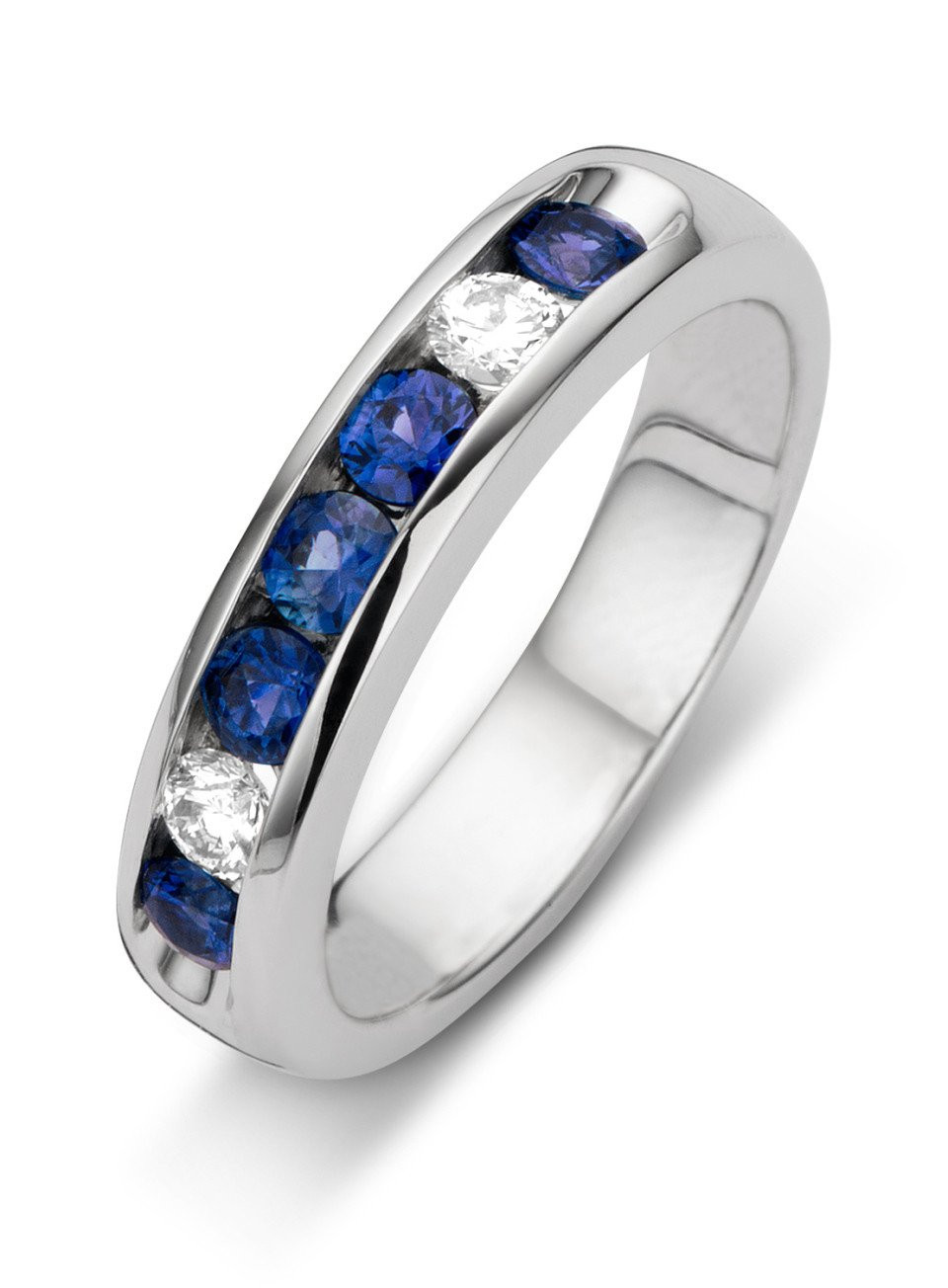 een witgouden ring met blauwe saffieren en diamanten