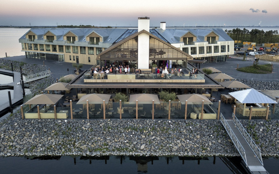 het restaurant aan het water bij het Lake House Resort in Lake Charles, LA