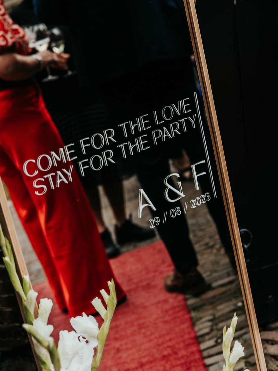 een vrouw in een rode jurk die voor een spiegel staat