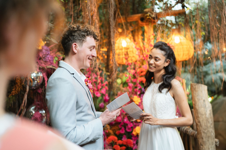 trouwceremonie in de tuin