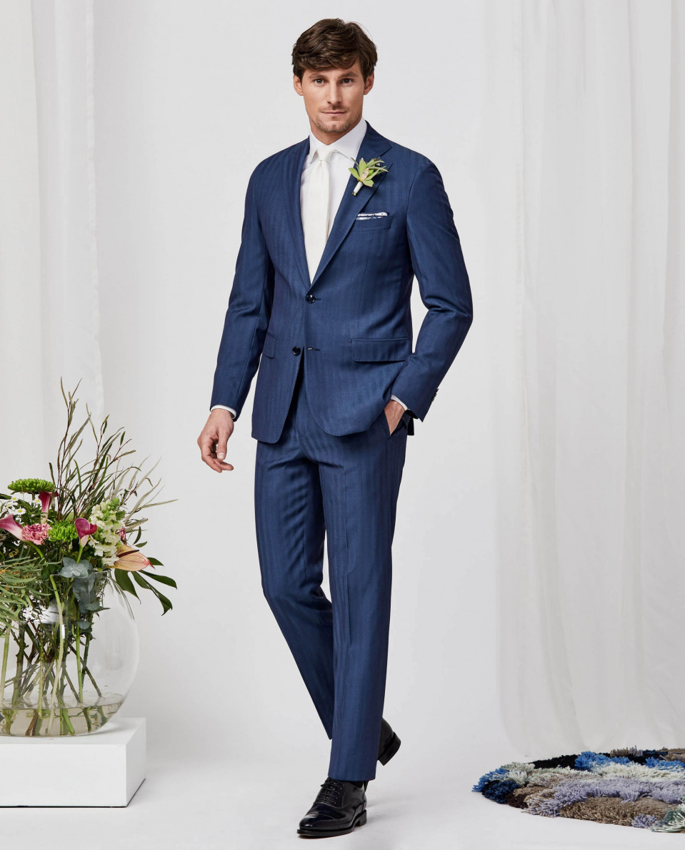 een man in een blauw pak en wit overhemd