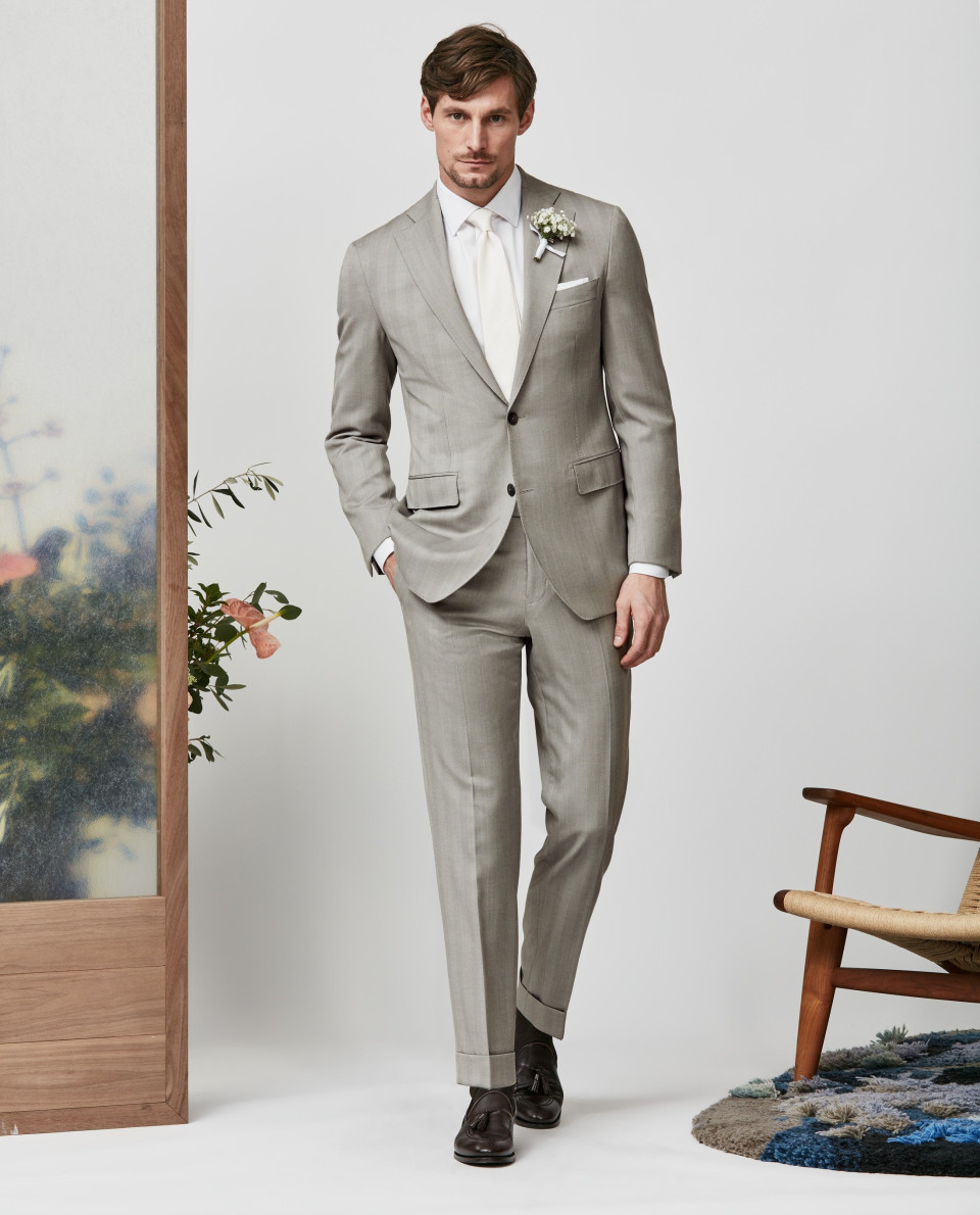 een man in een grijs pak en wit overhemd