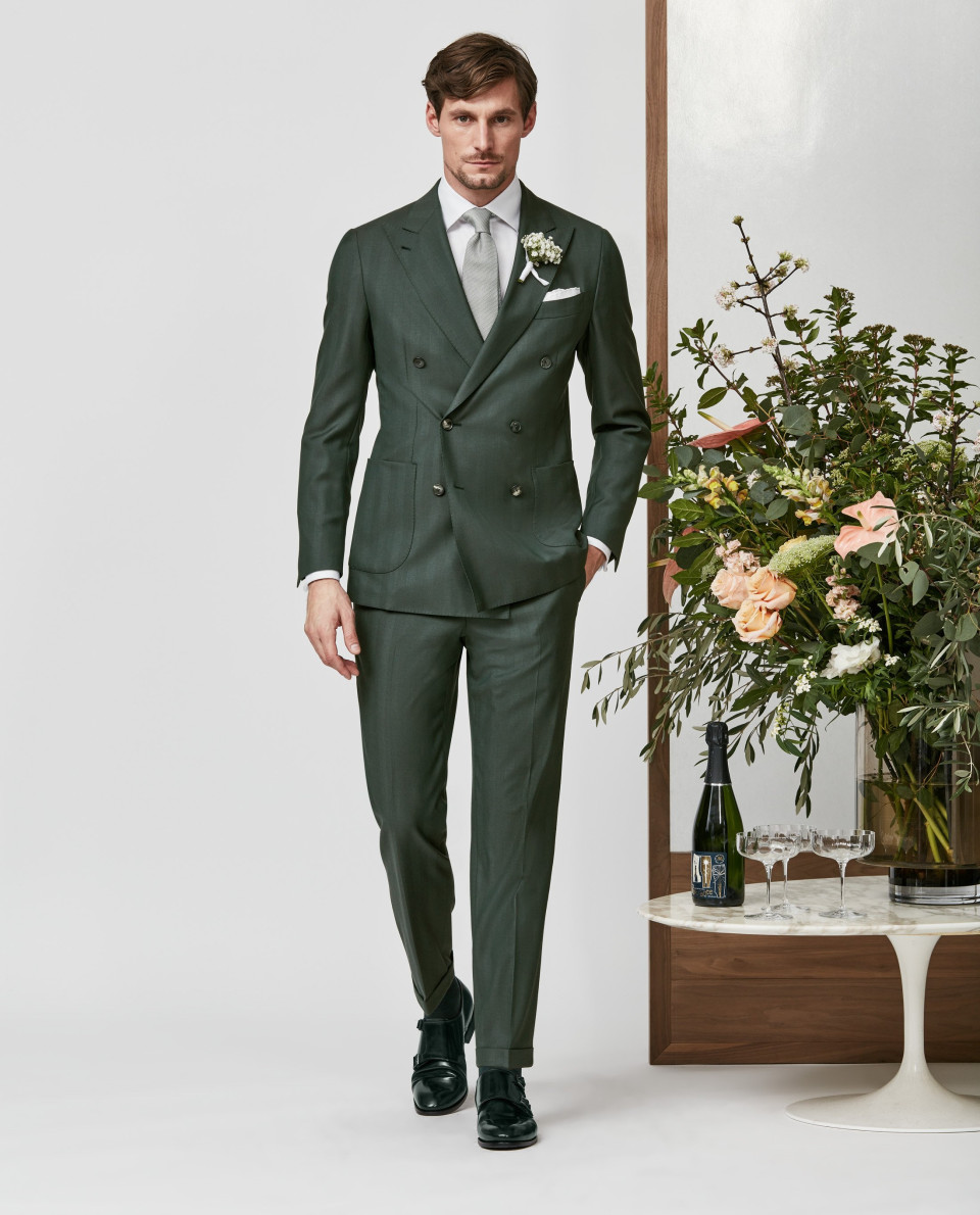 een man in een groen pak en wit overhemd