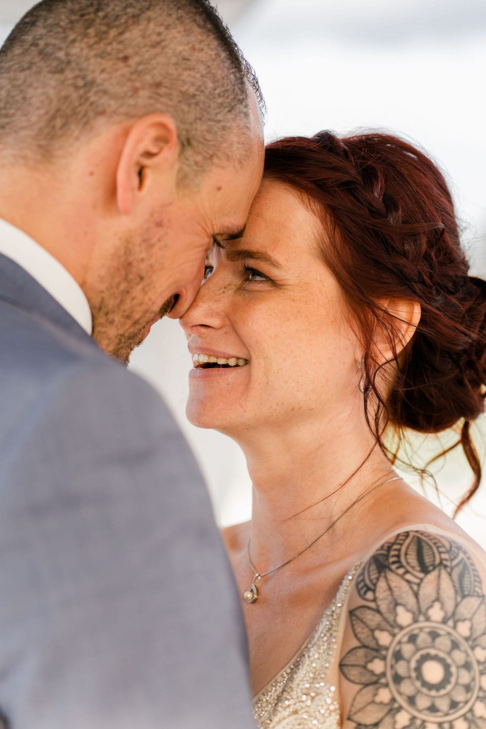 een man en vrouw lachen naar elkaar