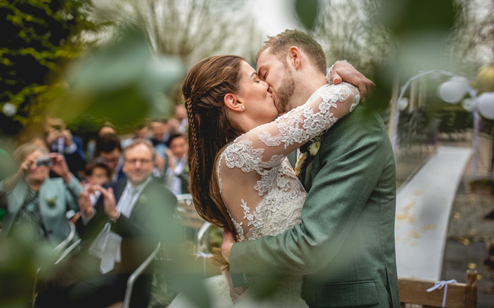 bruiloftsceremonie in de tuin