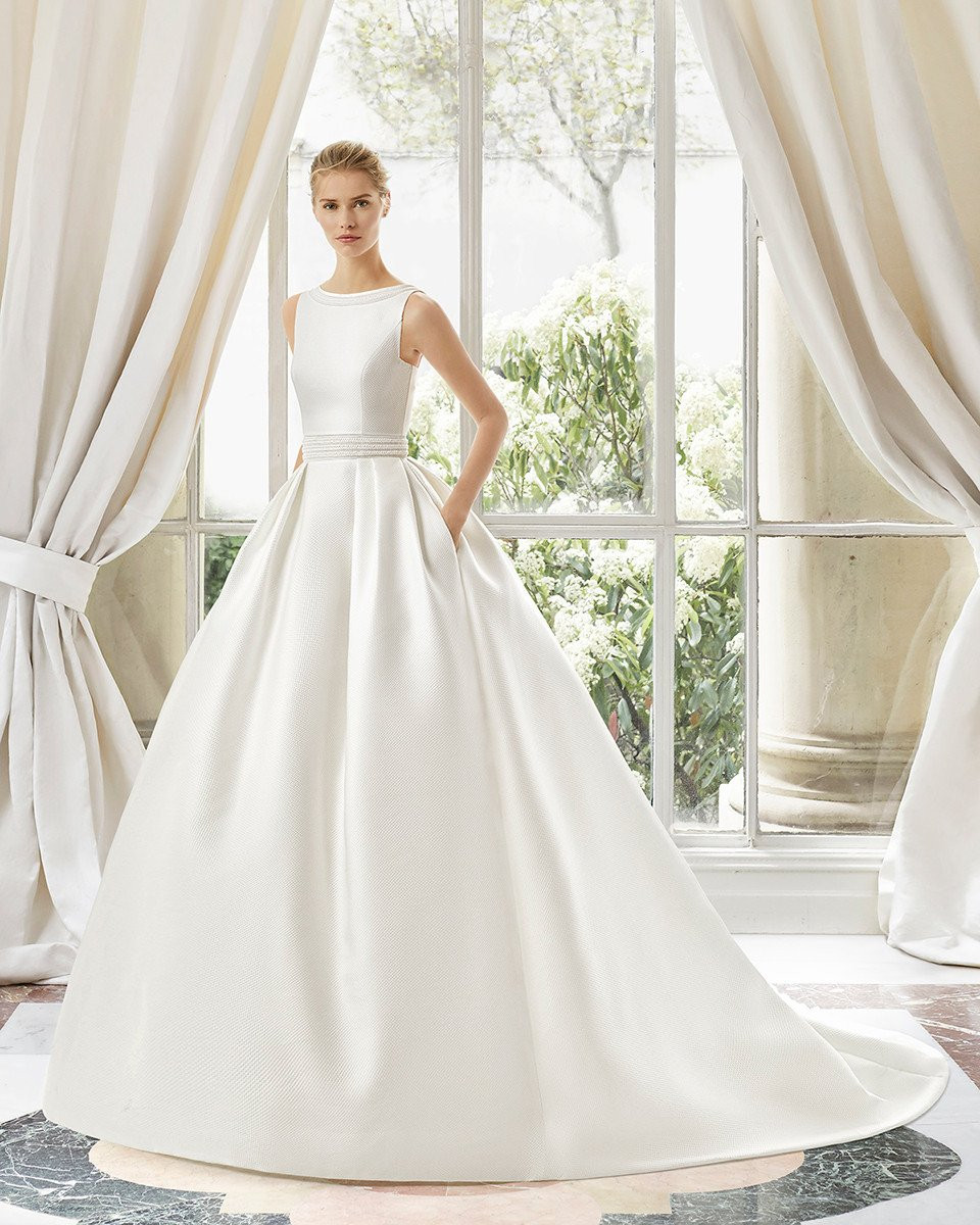 de trouwjurk is in het wit en heeft een sweetheart halslijn