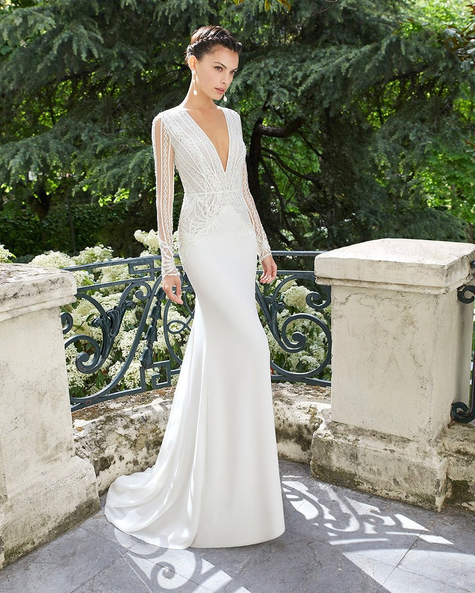 een mooie bruid in een trouwjurk met lange mouwen