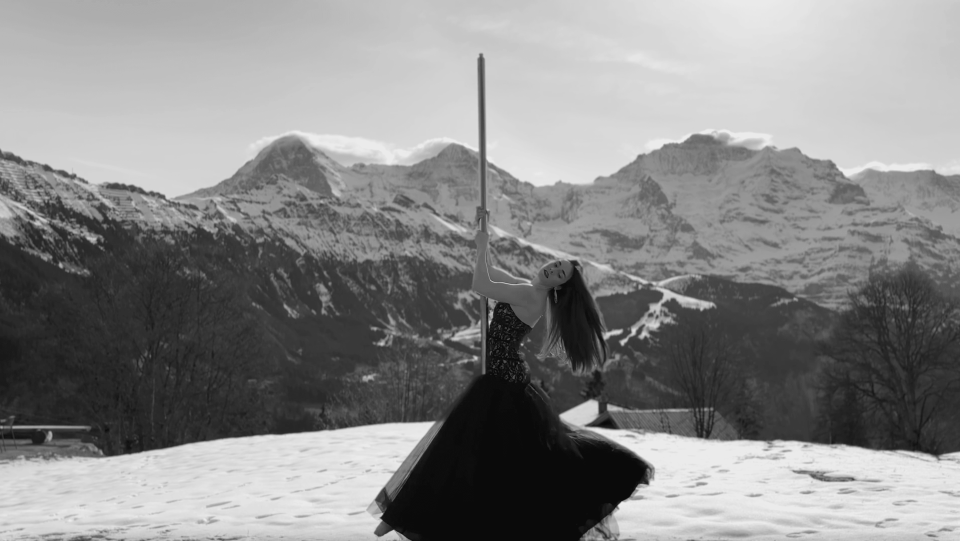 Entertainment van Rey Reigns details