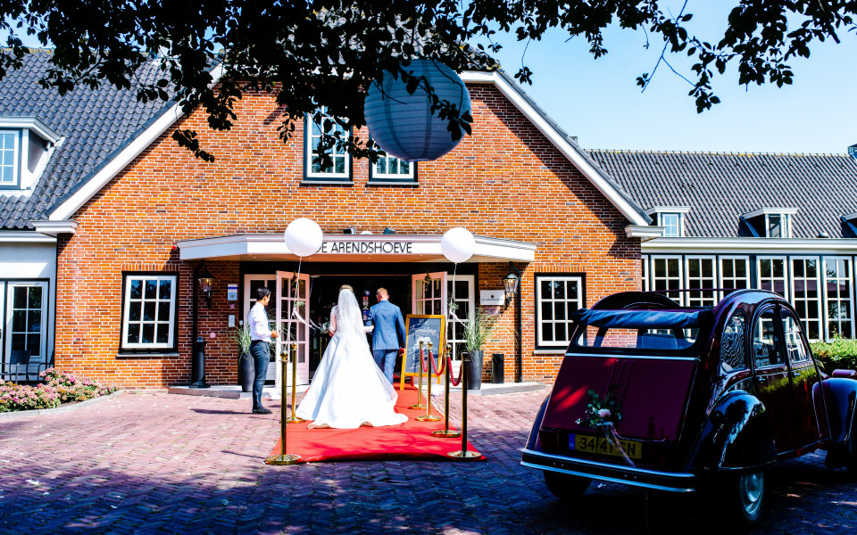 een bruiloftsceremonie voor een bakstenen gebouw