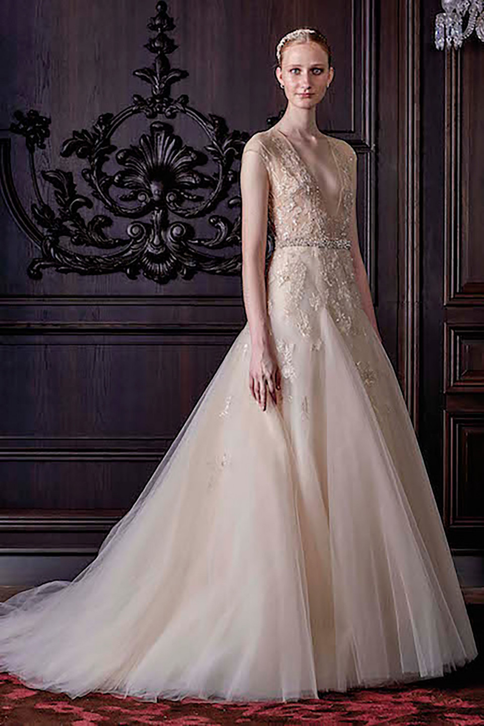 de trouwjurk is een prachtige, elegante japon