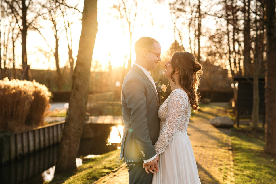 een man en een vrouw die naast elkaar staan