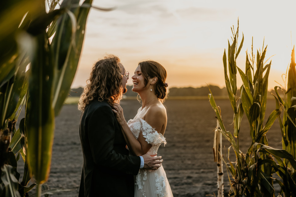 bruiloftsfotograaf in het maïsveld