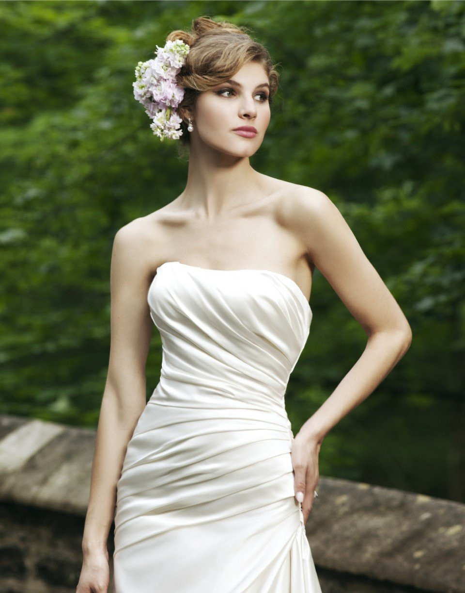 een mooie vrouw in een strapless trouwjurk