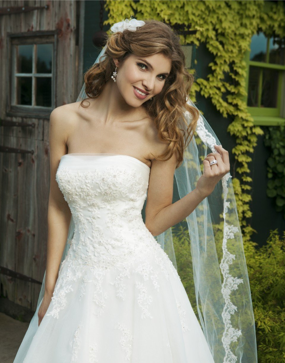 een mooie bruid in een strapless trouwjurk