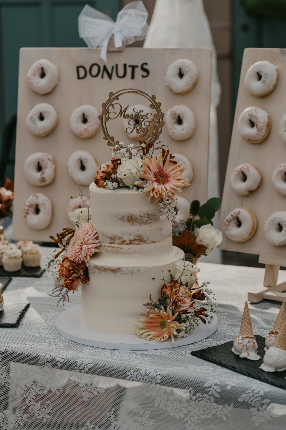 een tafel met een taart en donuts