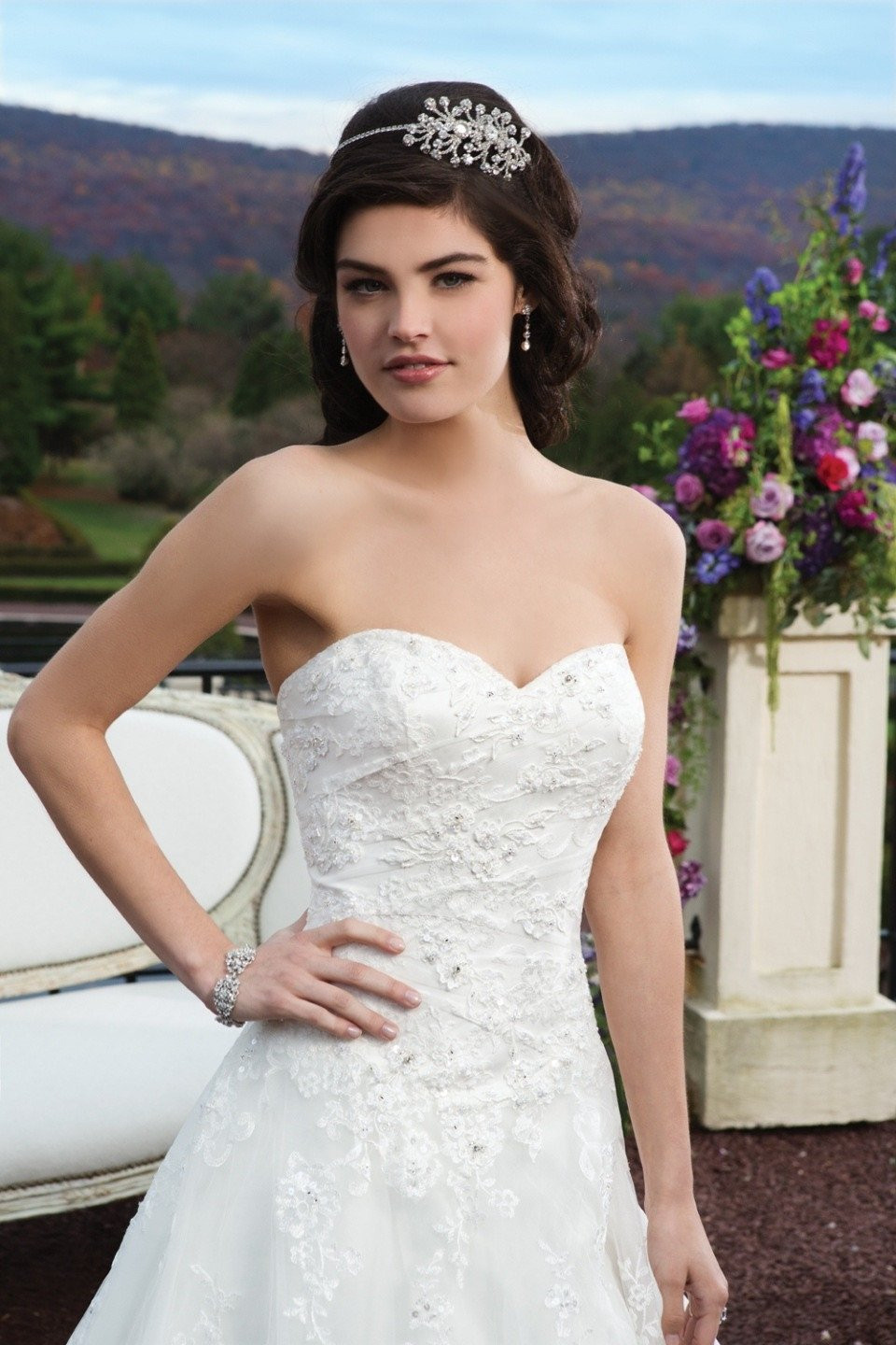 een mooie vrouw die een strapless trouwjurk draagt
