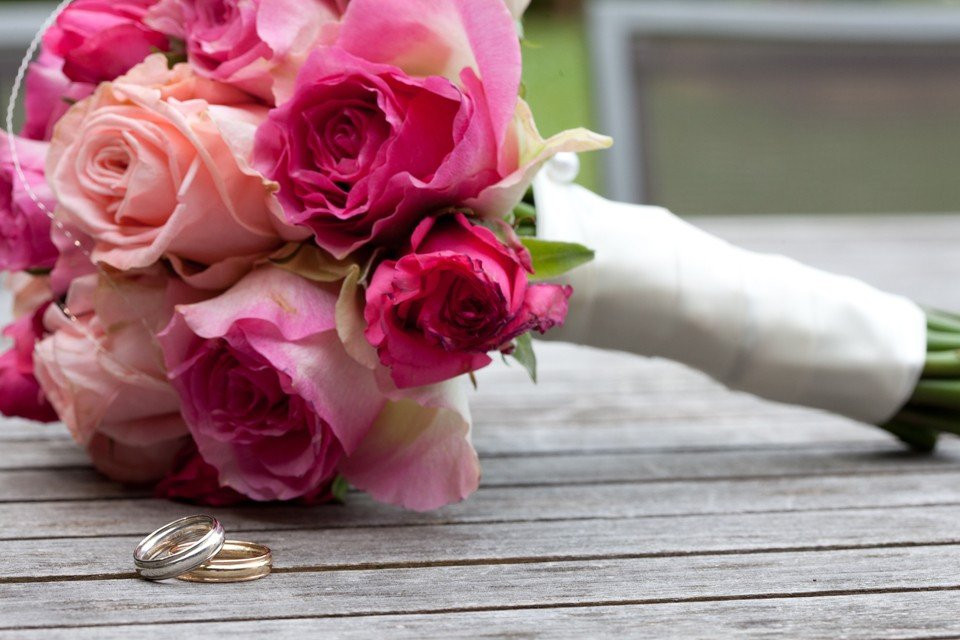 roze en wit bruidsboeket