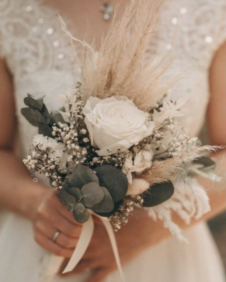 een bruid die een boeket witte bloemen vasthoudt