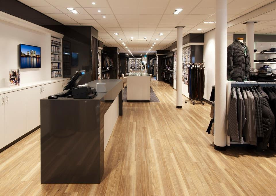 een winkel met een toonbank en een paspop