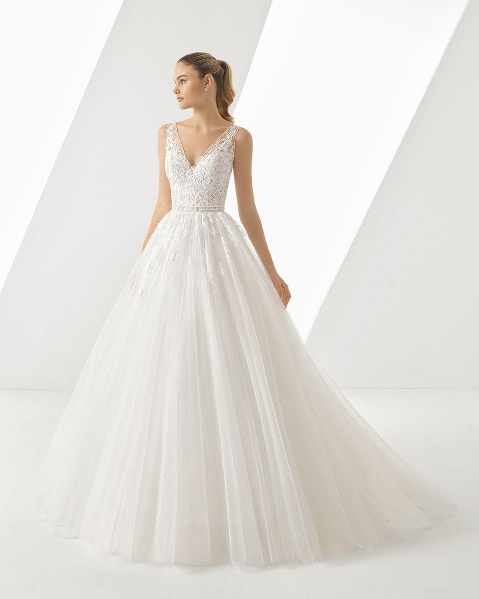 de trouwjurk is een prachtige witte japon met een v-hals en een