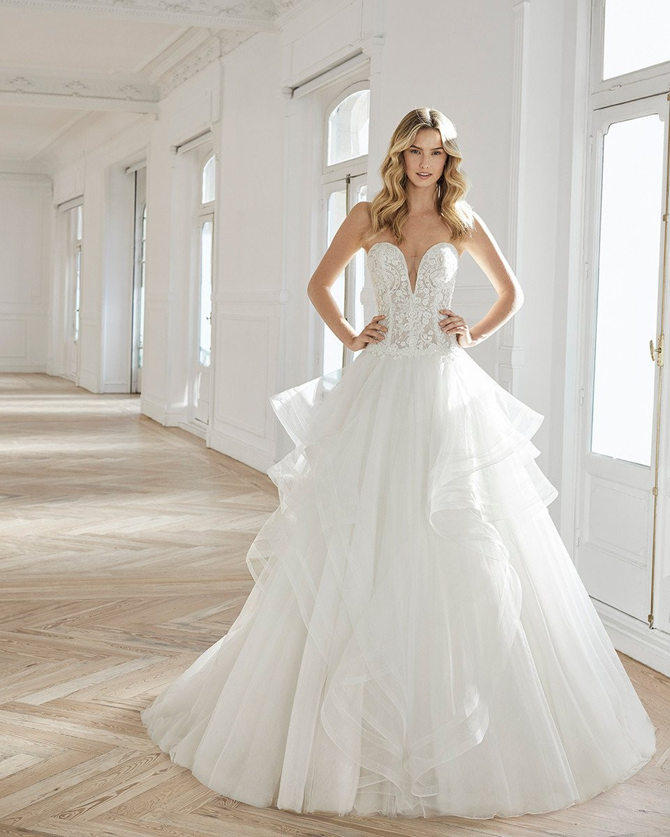 de trouwjurk is een strapless baljurk met een gerimpelde rok