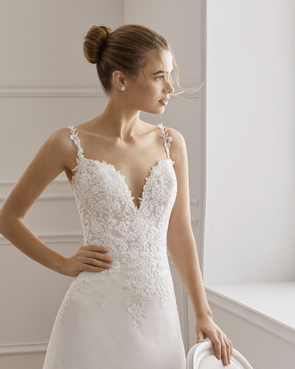 de prachtige trouwjurk is gemaakt van kant en tule