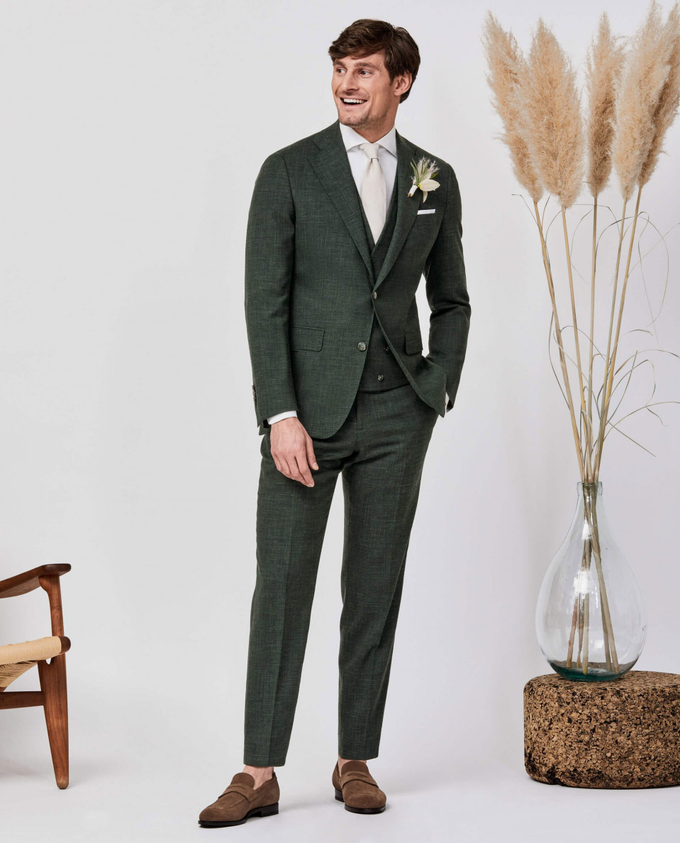 een man in een groen pak en bruine schoenen