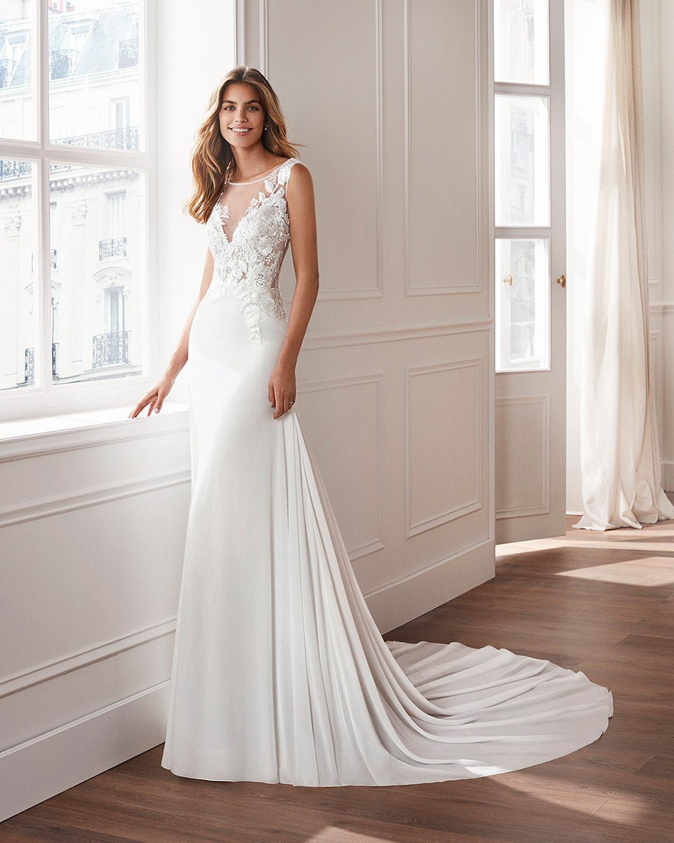 de trouwjurk is een prachtige, lange jurk met lange mouwen en een diepe halslijn