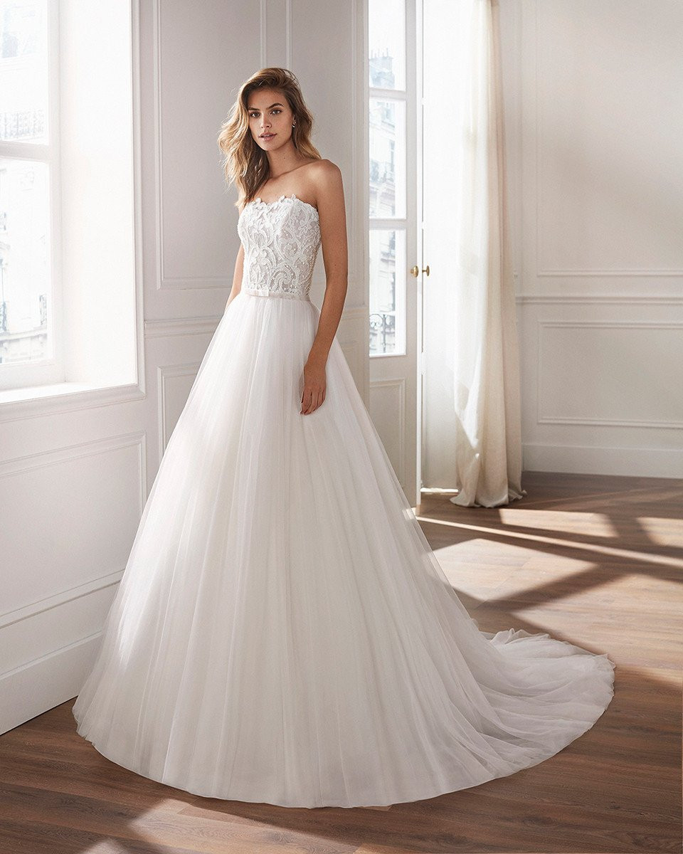 de trouwjurk is een strapless baljurk met een sweetheart halslijn