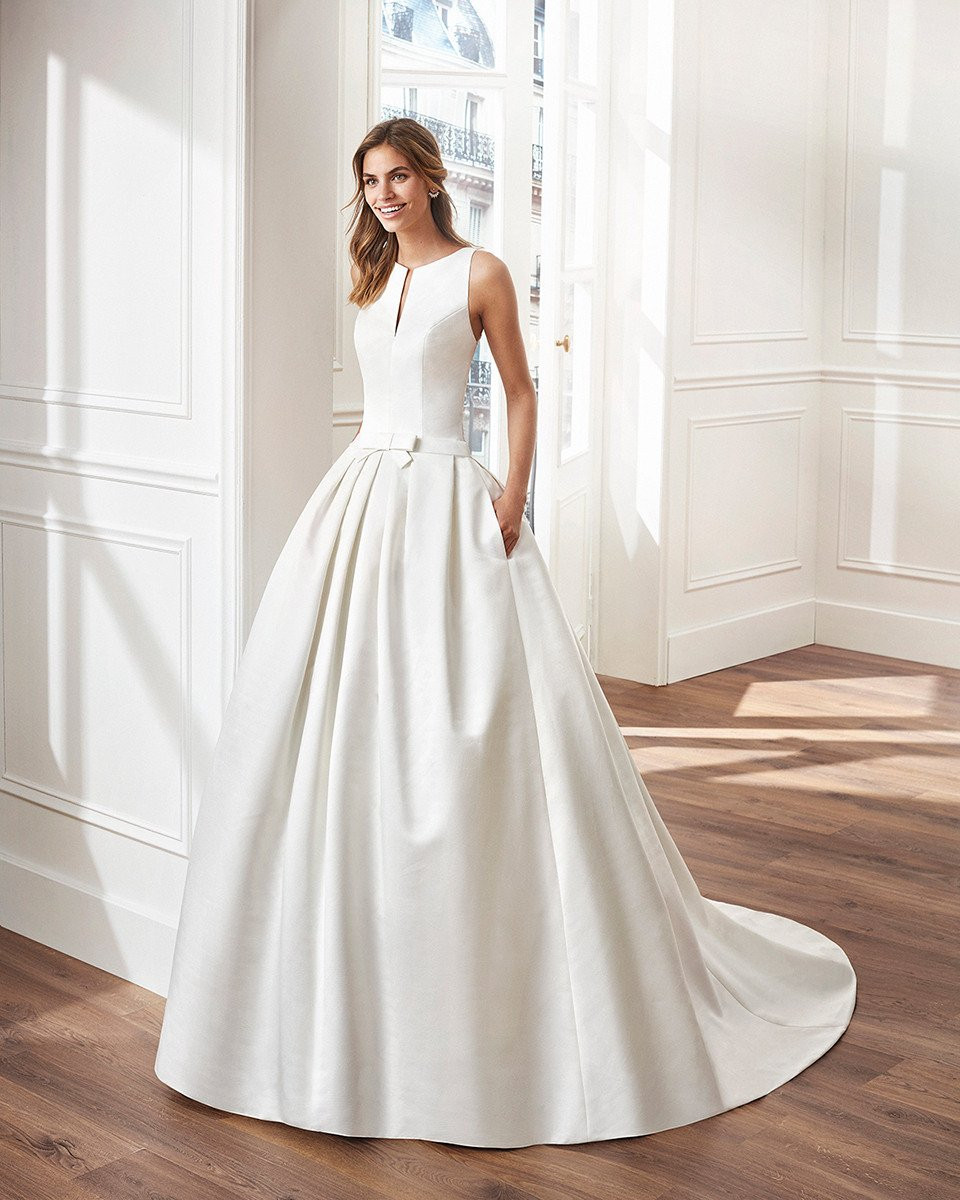 de trouwjurk is gemaakt van satijn en heeft een v-hals