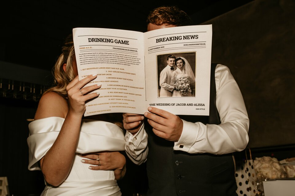 een man en een vrouw die een boek voor hun gezicht houden