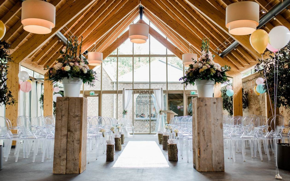 de trouwceremoniezaal in de schuur bij de molen