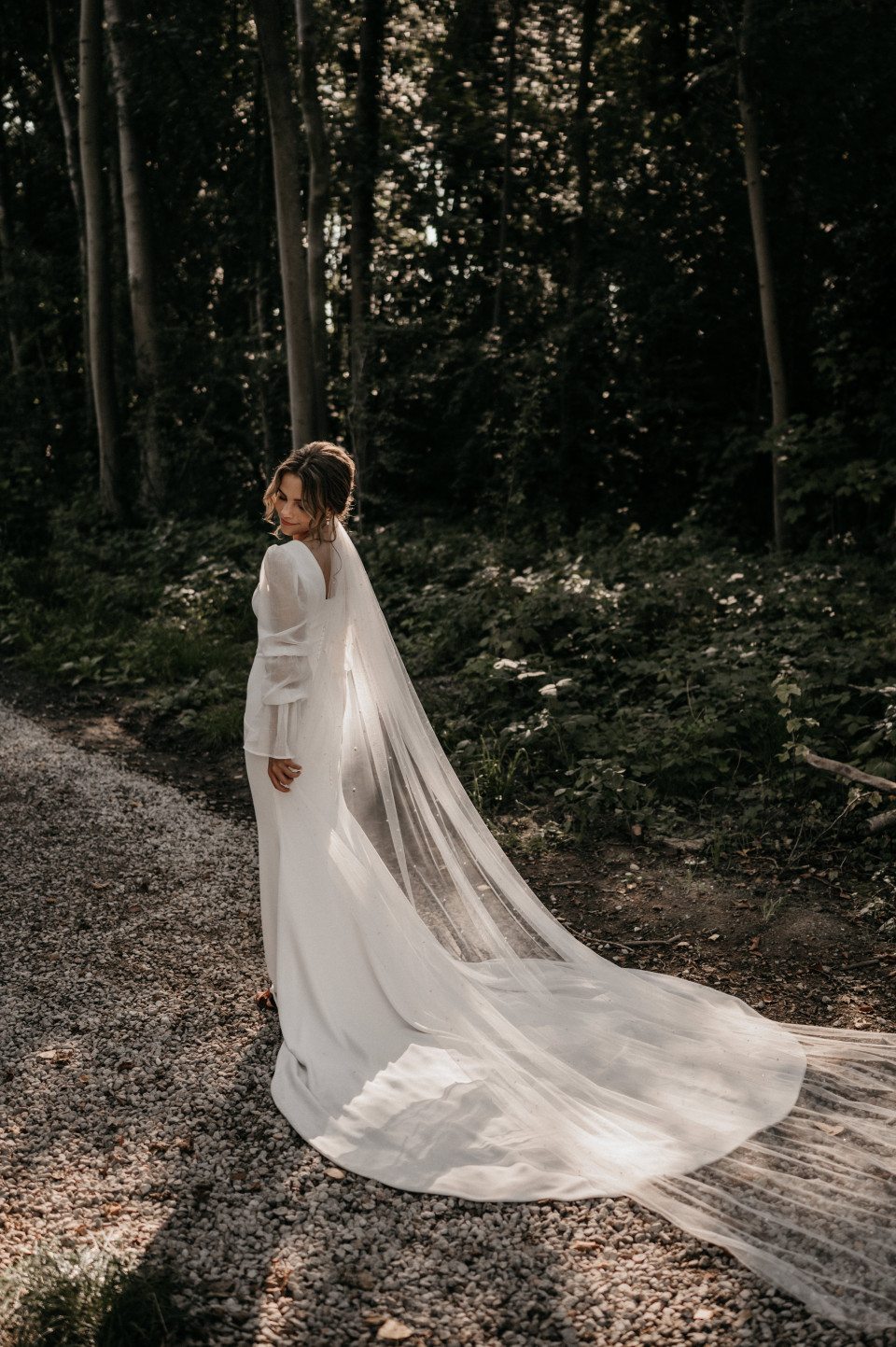 bruid in bosbruiloftjurk