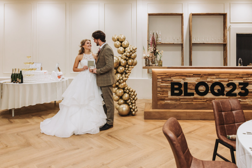 een bruid en bruidegom die voor een receptietafel staan