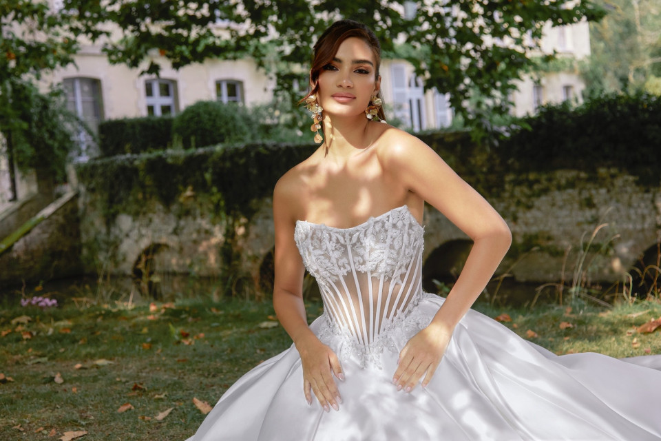 een vrouw in een trouwjurk die poseert voor een foto