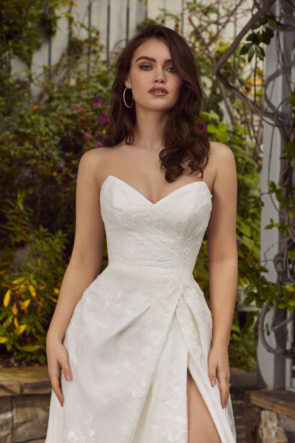 een mooie vrouw in een strapless trouwjurk