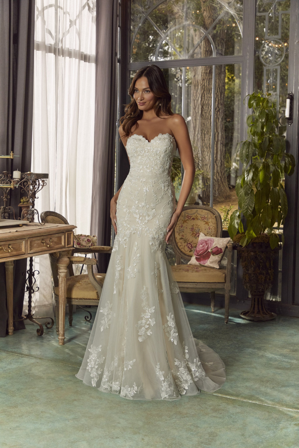 de allure trouwjurk is een strapless kant en tule jurk met een sweetheart halslijn