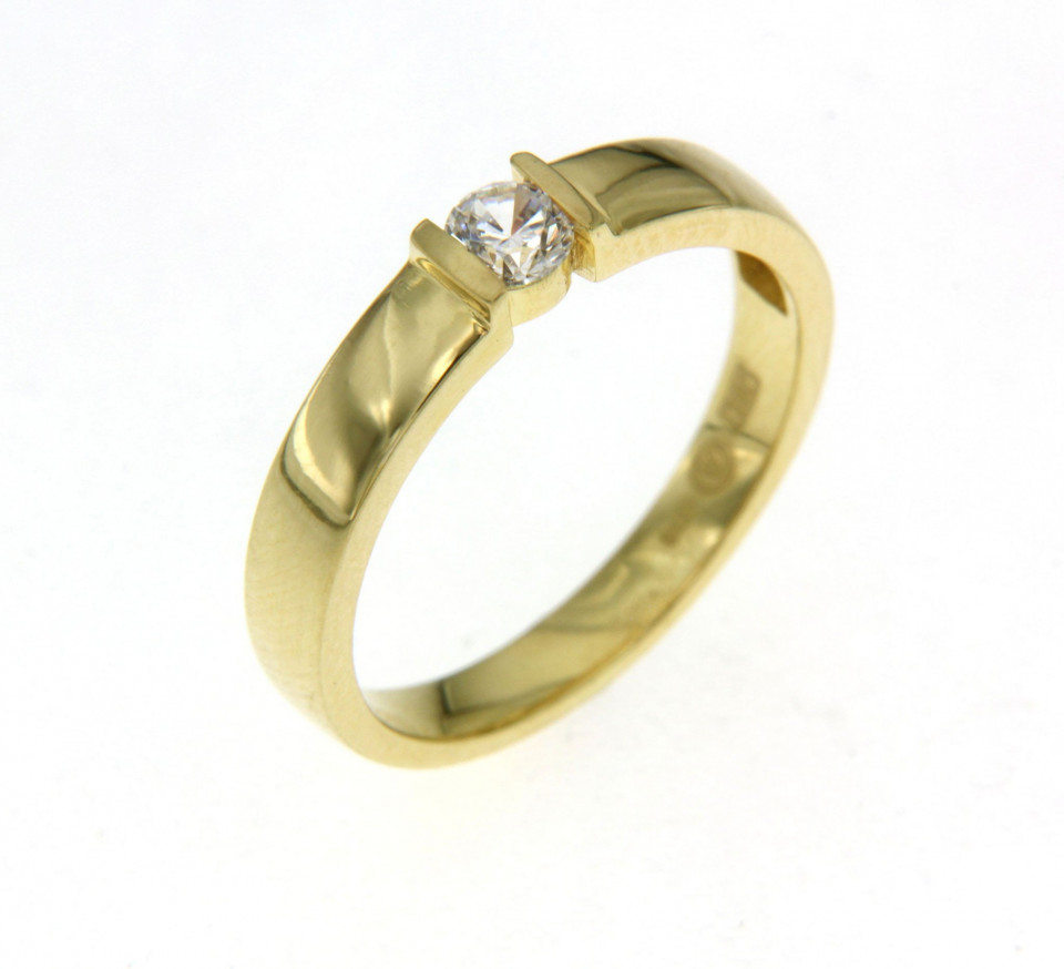 een geelgouden ring met een diamant in het midden