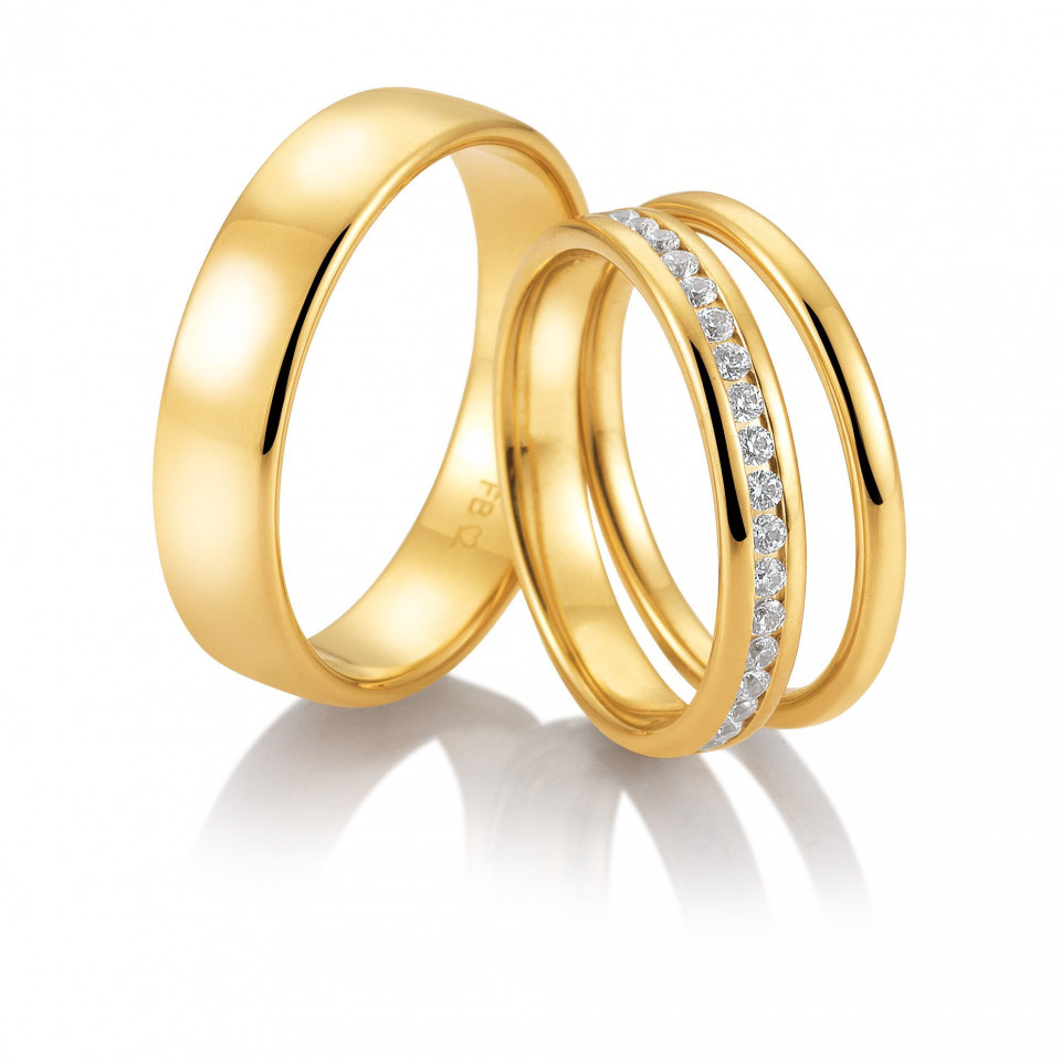 twee gele gouden trouwringen met diamanten