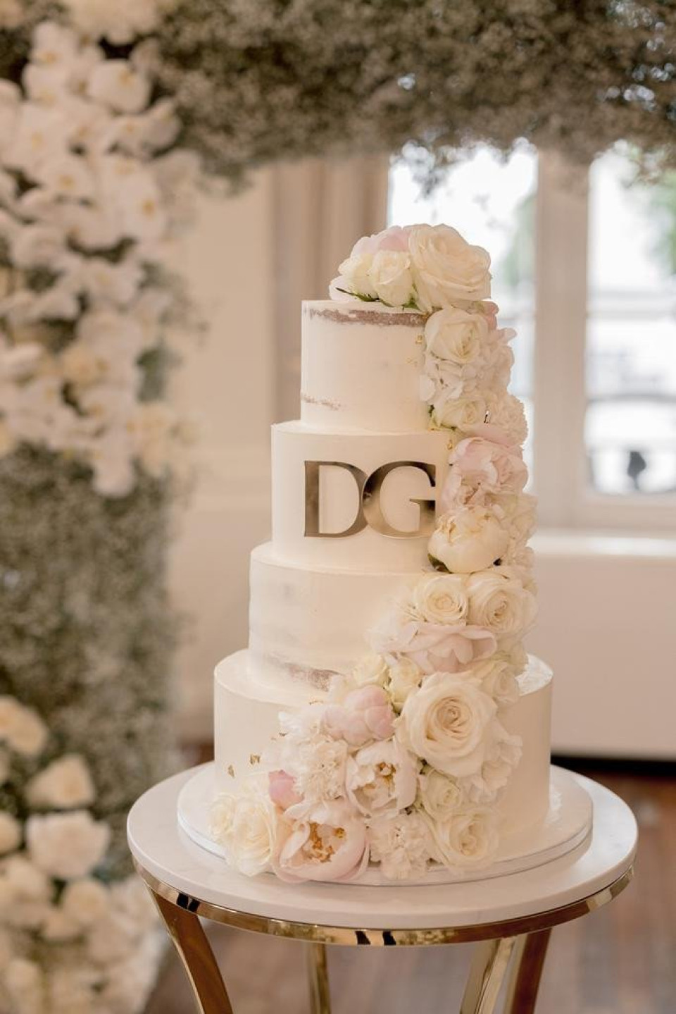 een bruidstaart met de initialen DG erop