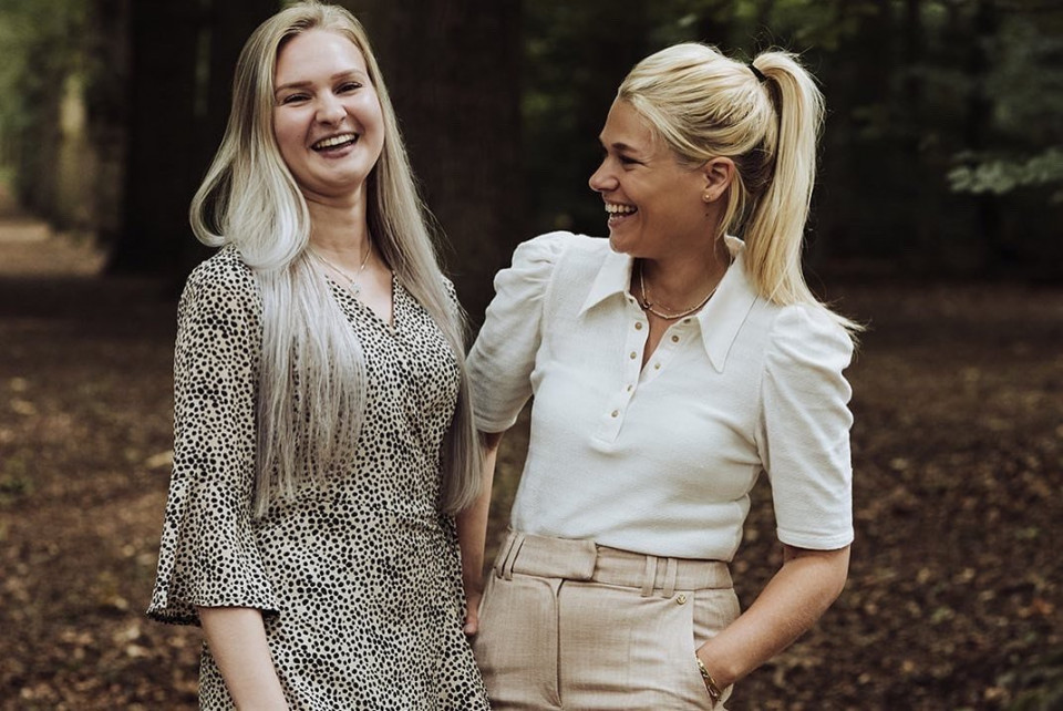twee vrouwen lachen in het bos