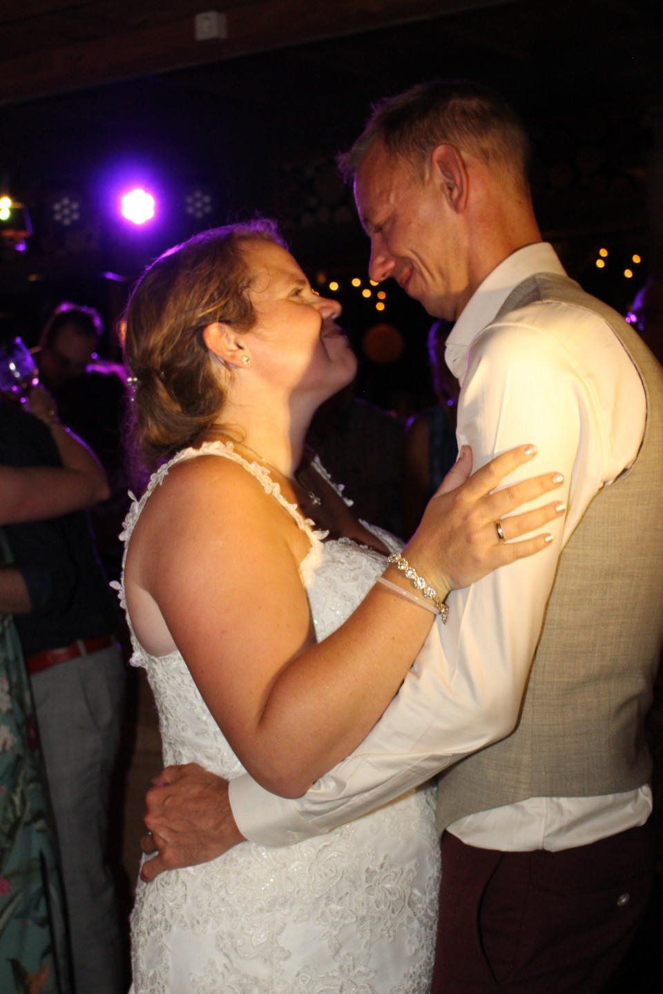 een bruid en bruidegom die dansen op hun trouwreceptie