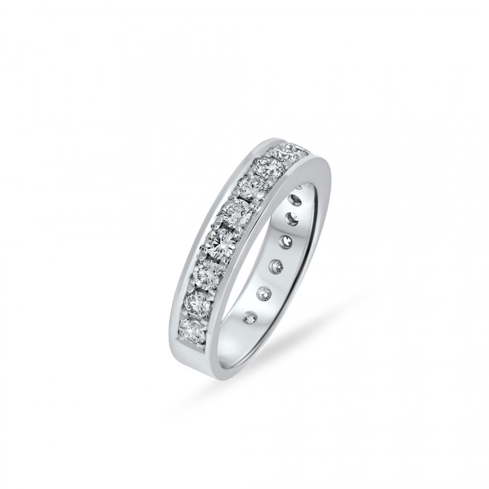 een diamanten eternity band in witgoud