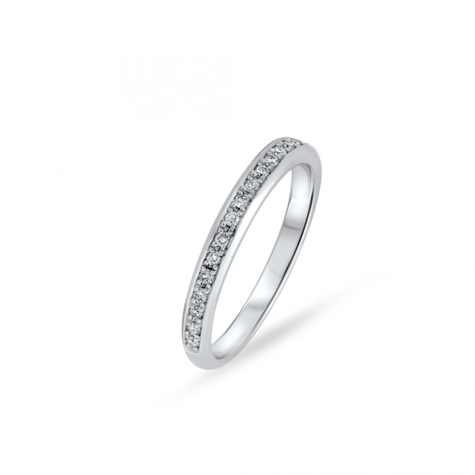 een diamanten eternity band in witgoud