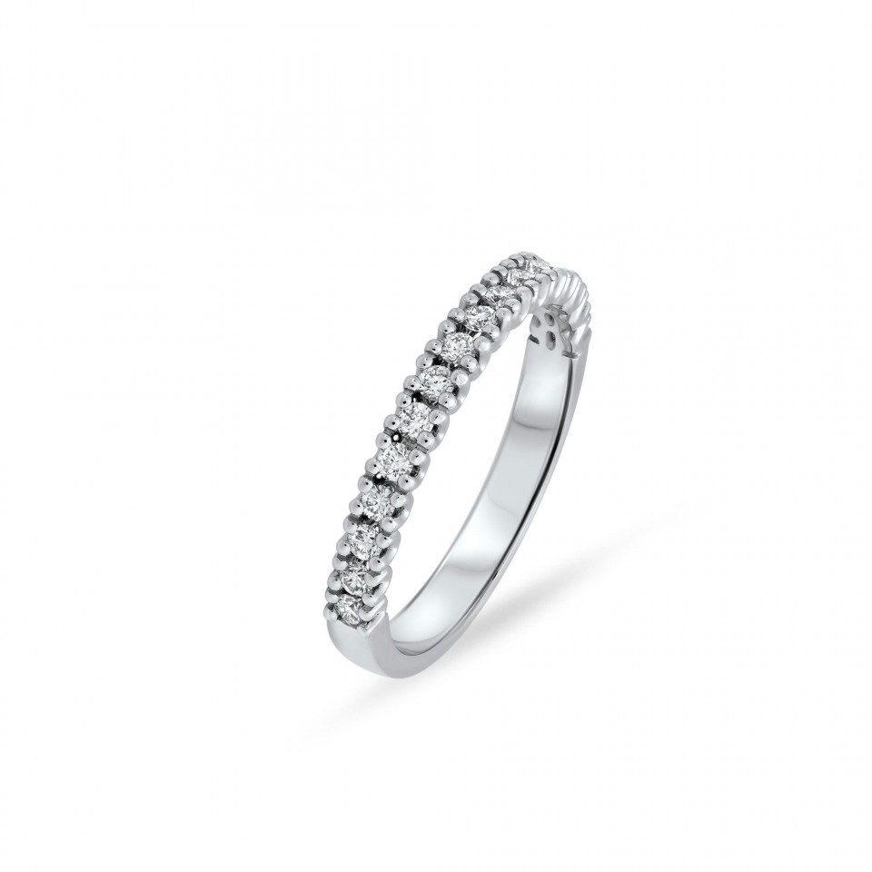 een diamanten eternity band in witgoud
