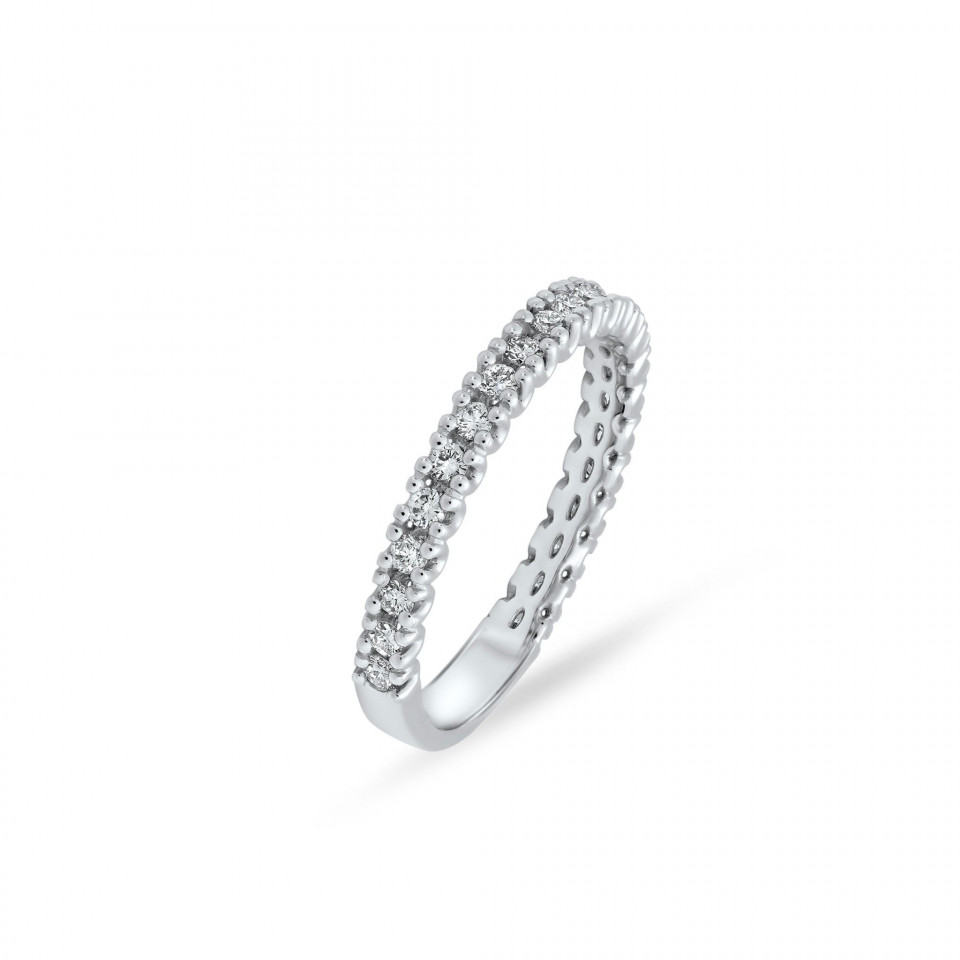 een diamanten band met een rij diamanten