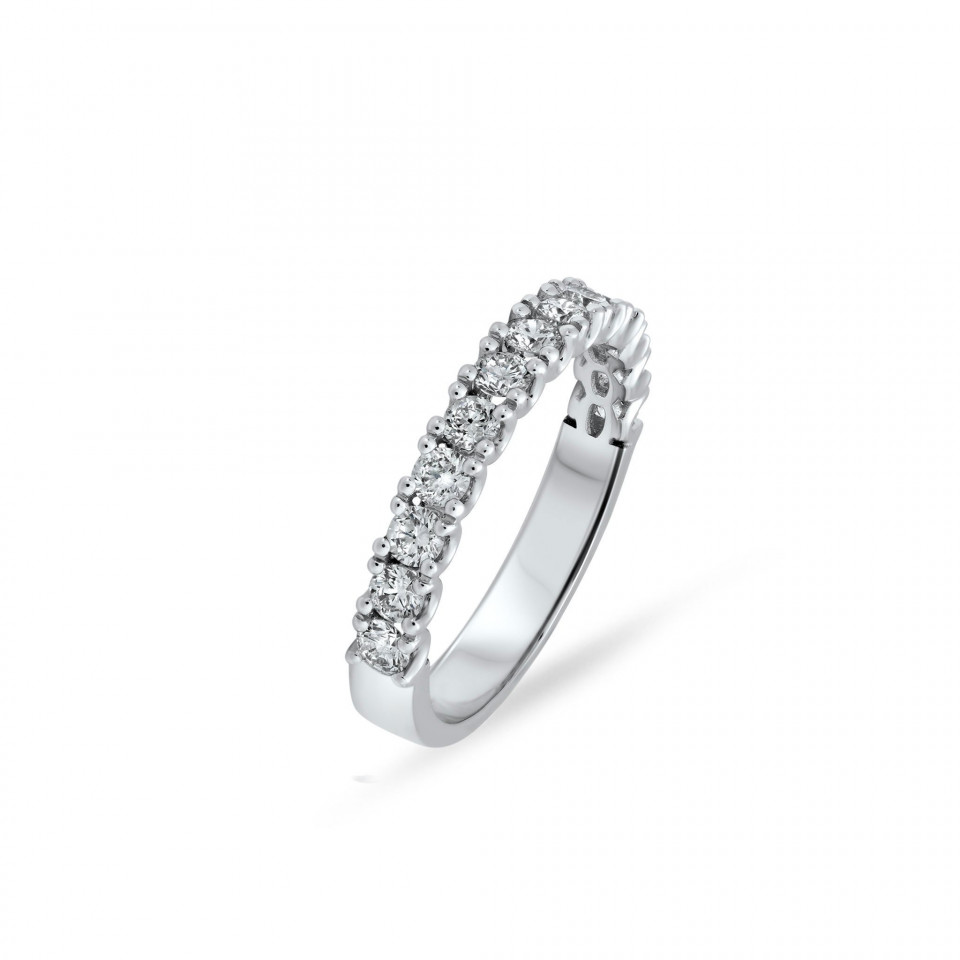 een diamanten eternity band in witgoud